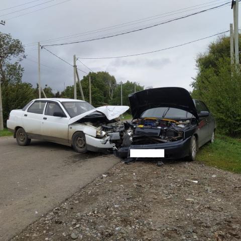 На Ставрополье водитель без прав вместе с детьми попал в аварию